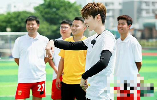 鹿晗加入职业足球队,鹿晗为中国足球增添一份力量