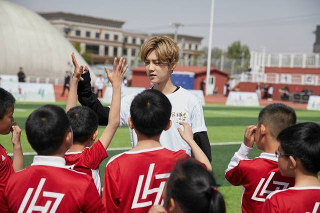 鹿晗加盟曼联足球,鹿晗在足球领域的影响力如何