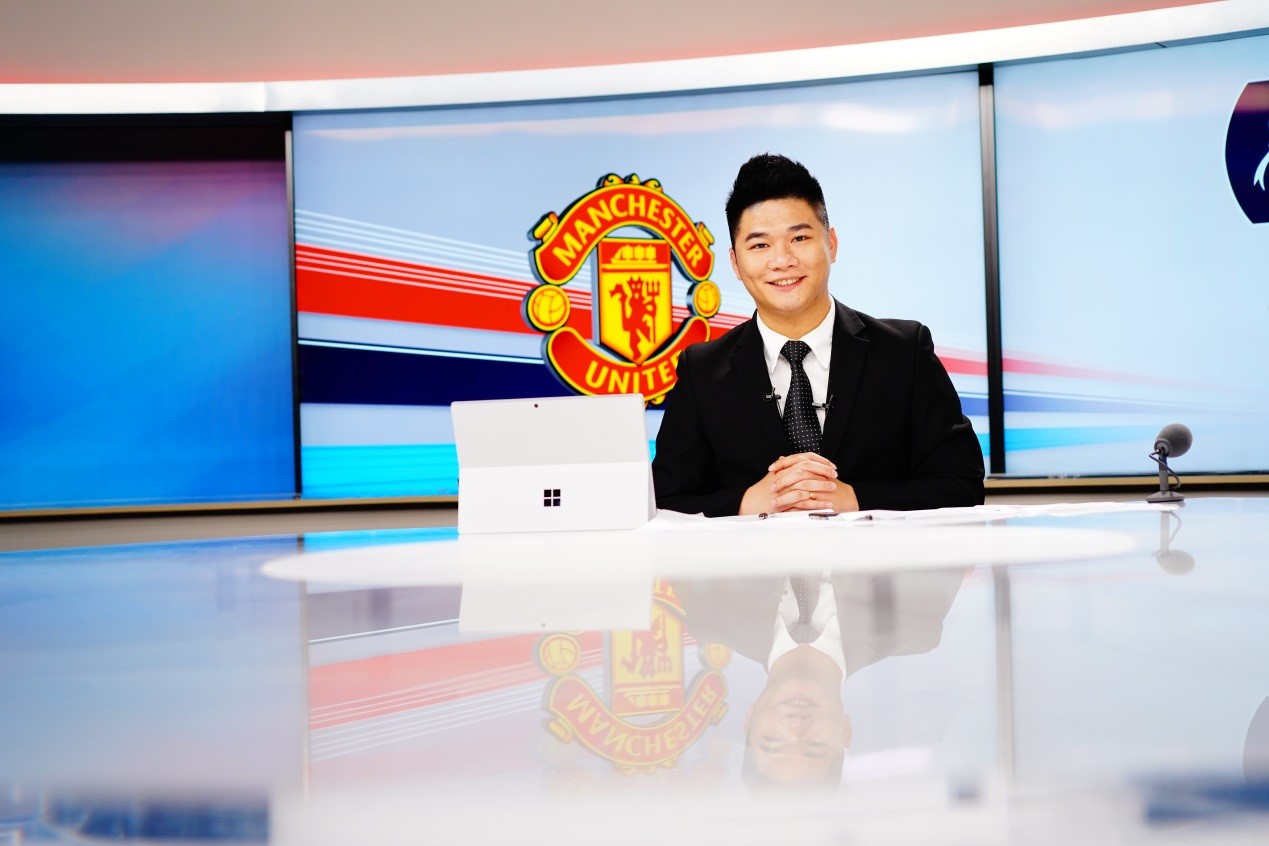 观众围观足球,众人看足球比赛直播