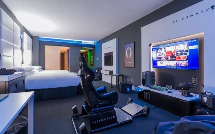 游戏晚报丨2200元一晚的电竞网吧什么样？吃鸡惊现“无人战车”挂