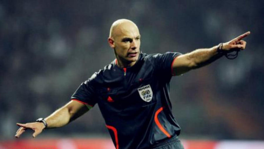 足球比赛中，如果裁判把球踢进球门，算不算球进？