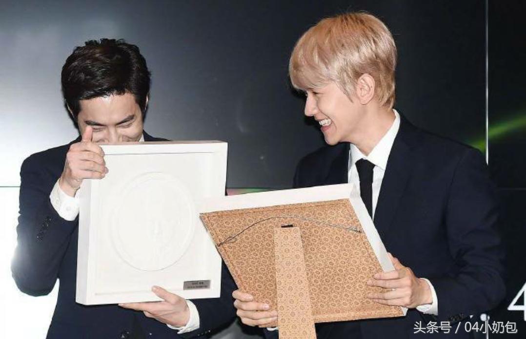 EXO纪念章发行爱丽们：饭上这个团，真赞！