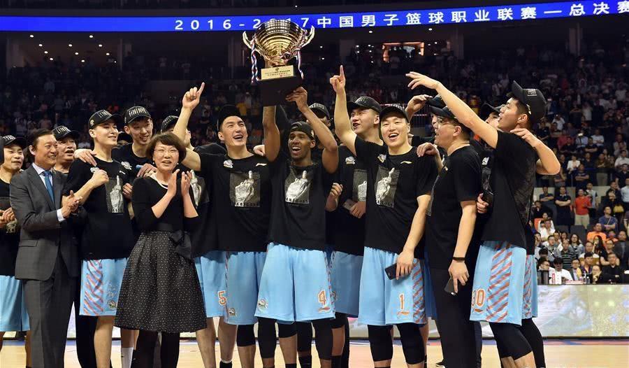 cba星锐赛mvp奖杯,cba常规赛mvp奖杯