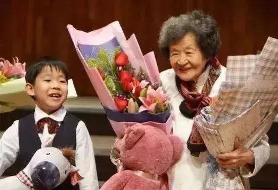 87岁老人弹梁祝,梁祝90多岁老人演奏钢琴