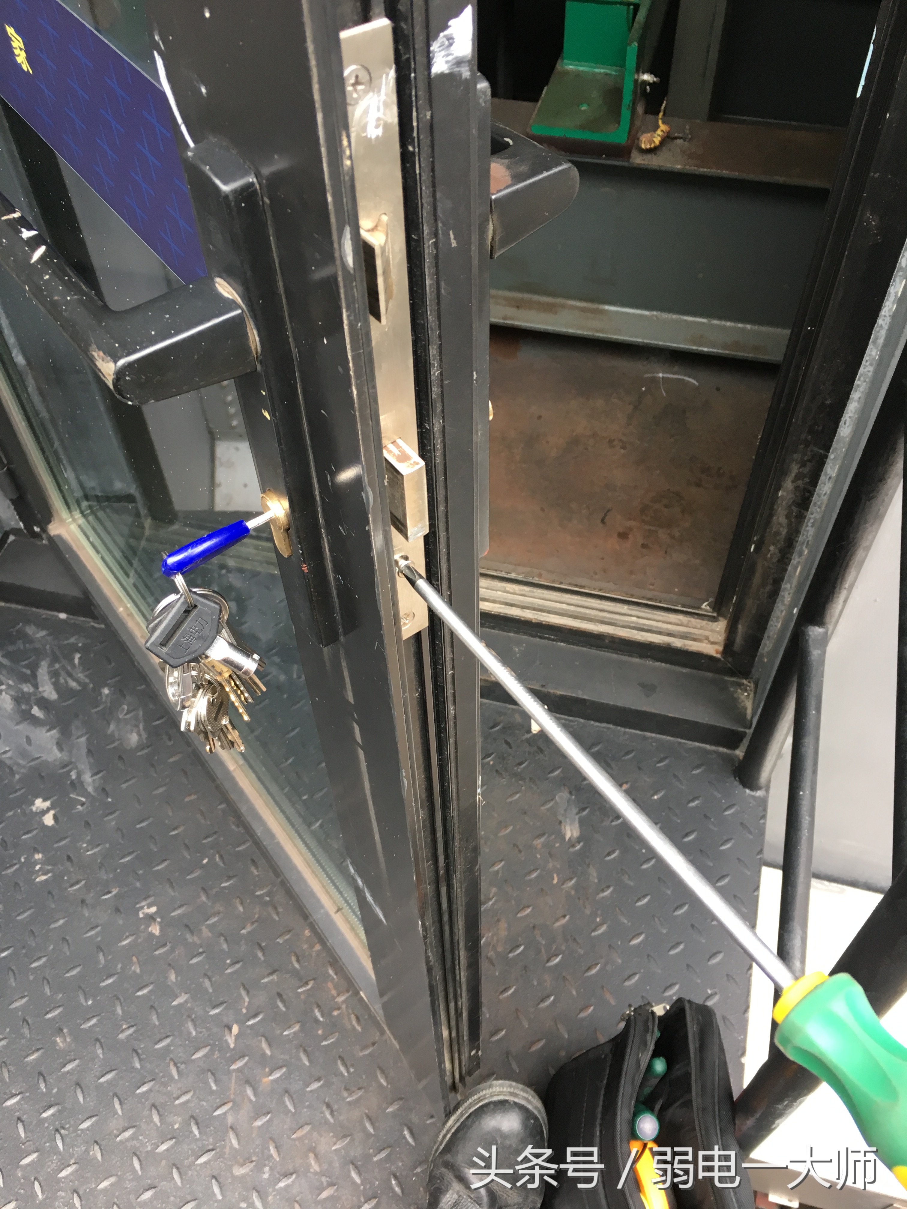 换个普通锁芯要300正常吗,换个简单锁芯多少钱