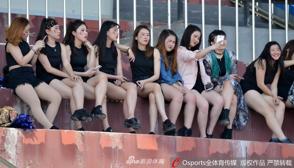 玉腿如林！足协杯看台美女狂秀腿