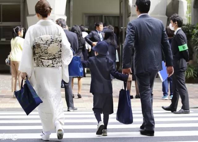 jimmychoo的产品介绍,jimmychoo韩国新品发布会