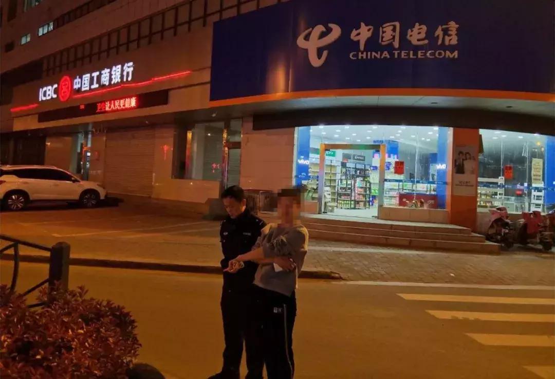 警察抓住一个妹子,警察抓了女特工