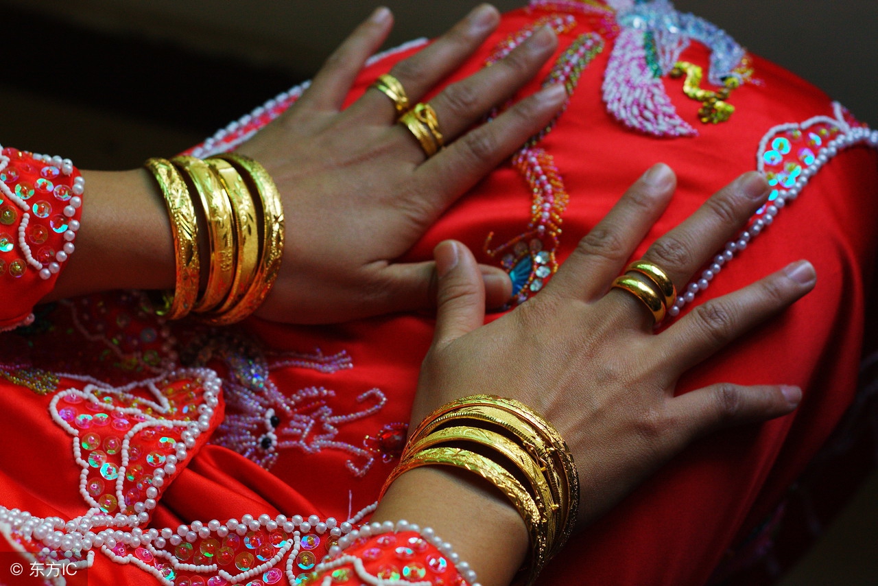 订婚买金手镯和金手链哪个合适,订婚买老凤祥31克金手镯合适吗