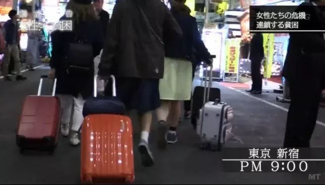 日本穷女人住网咖,日本美女月入50万却住网吧