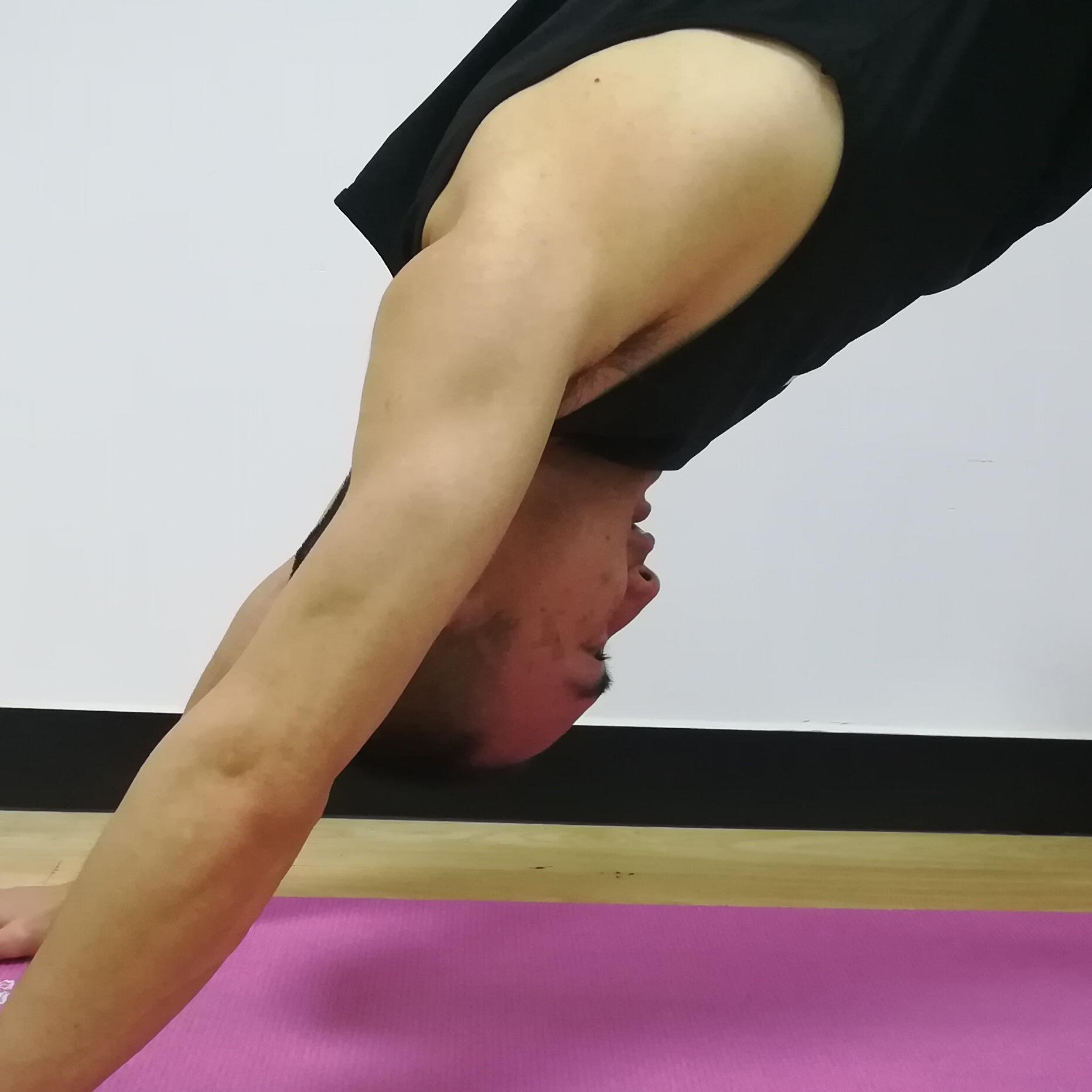 初学者不知道怎么进入下犬式？看这里吧（详细教程）