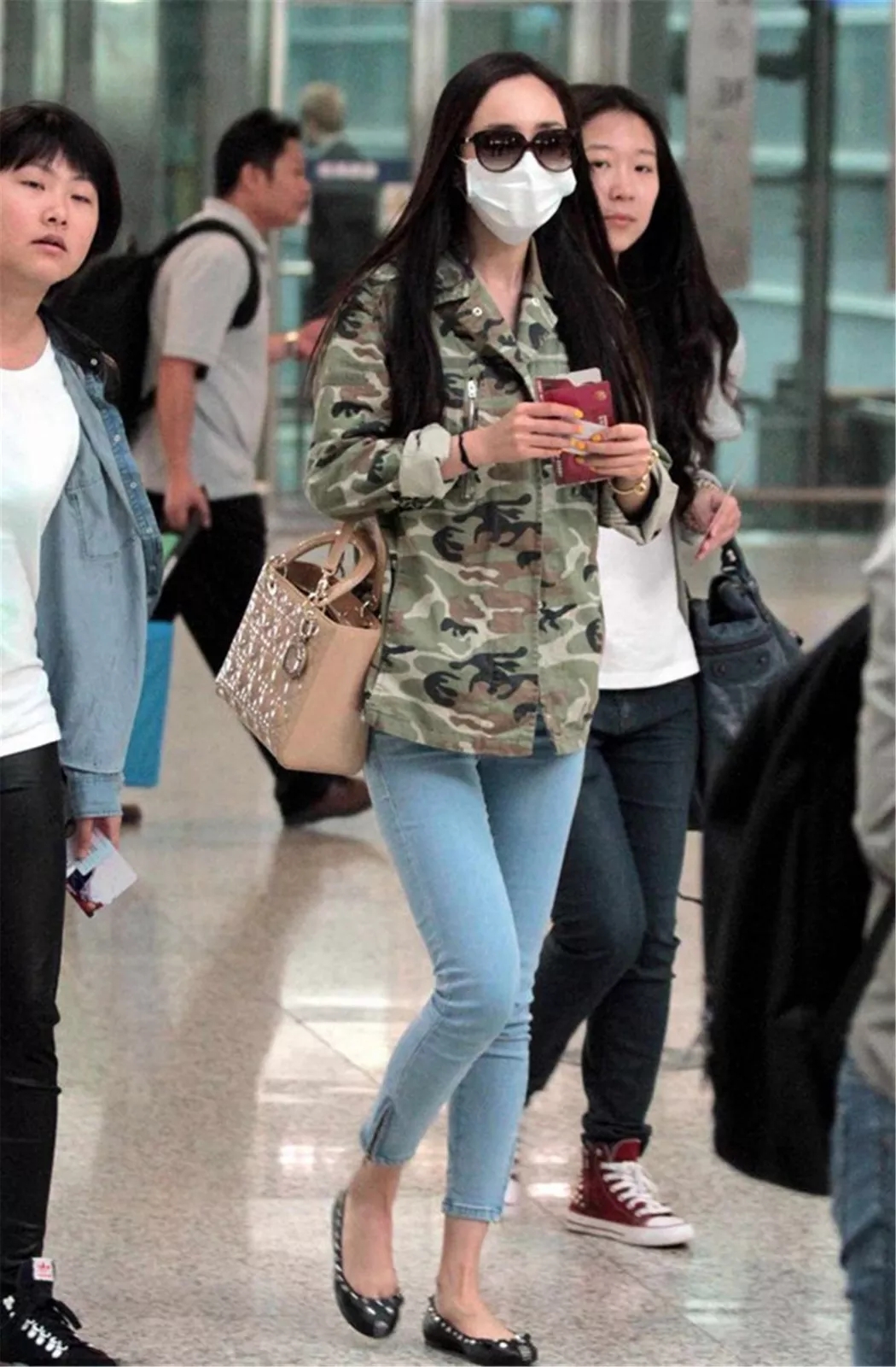 女生秋冬季迷彩外套搭配,好看迷彩服女外套