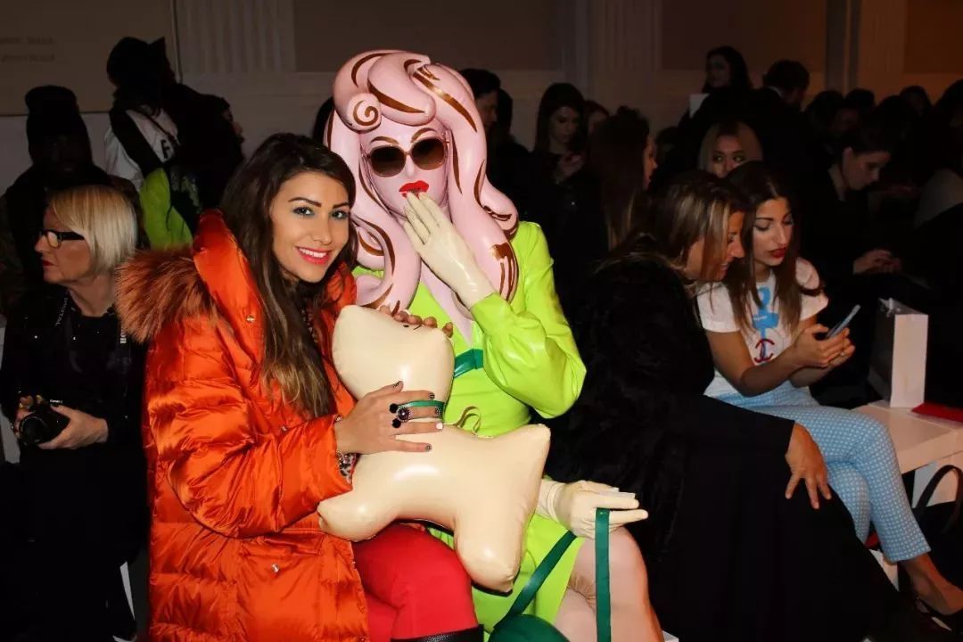 备受欧美时尚圈宠爱的真人*气娃充**娃，每次看秀都坐在第一排