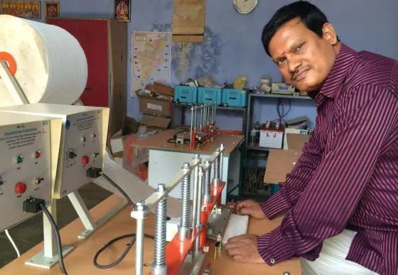 这个穿上女式*裤内**,血漏裤子,成全村变态的他,为爱造出了卫生巾