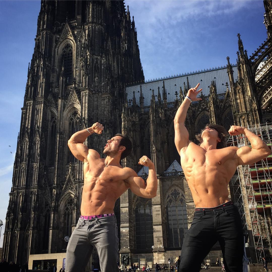 拉伸背部可以使背变薄,背部宽但是没厚度