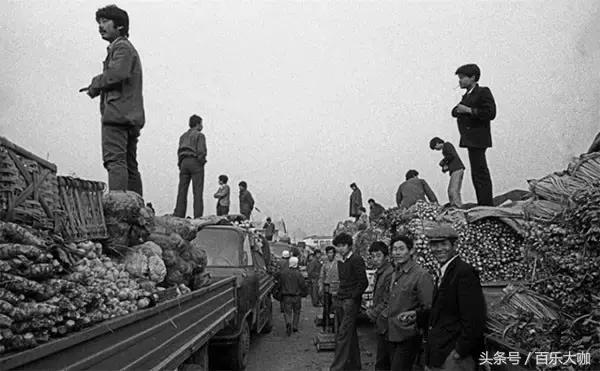 80年代的北京还不堵车车辆很少,80年代的北京牌汽车