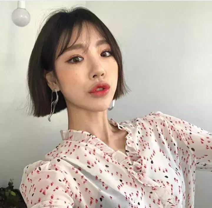 适合圆脸的短发烫发造型最新款,适合圆脸的短发胖女孩