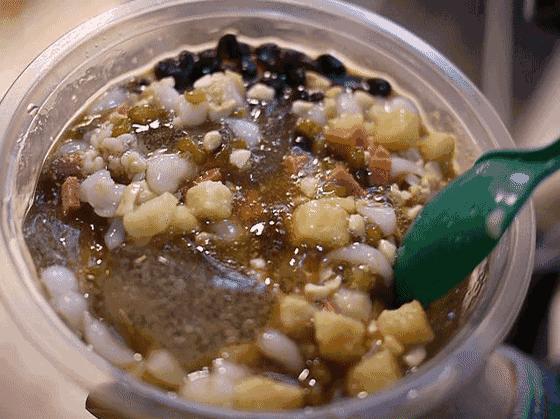 曾经的美食帝国强势回归，建设路要火了！