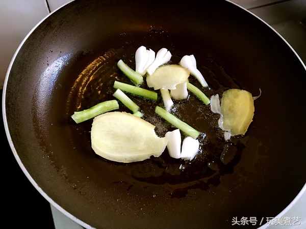 鱼头炖豆腐的经典做法不放辣椒,鱼头焖豆腐不加一滴水却非常好吃