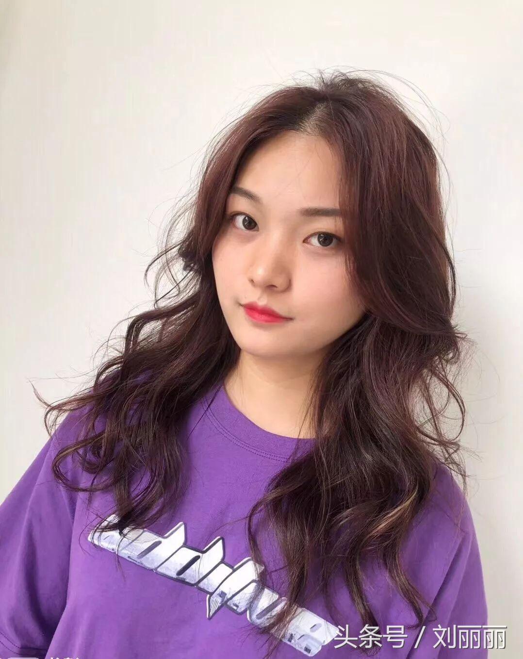 烫发怕老气慵懒锁骨烫时尚又减龄,羊毛卷冷烫怎么烫才不显老气