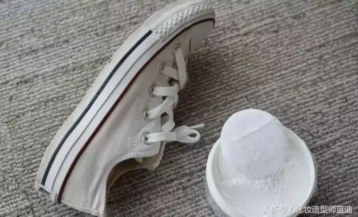 为什么小白鞋洗了晒干后会变黄,帆布小白鞋洗了晒干变黄怎么清洗