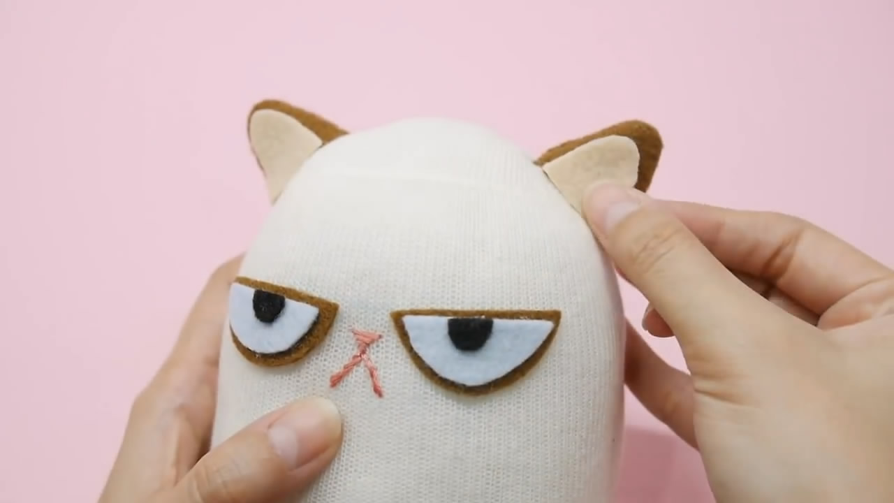 猫袜子怎么做又简单又漂亮,怎么用袜子做小猫