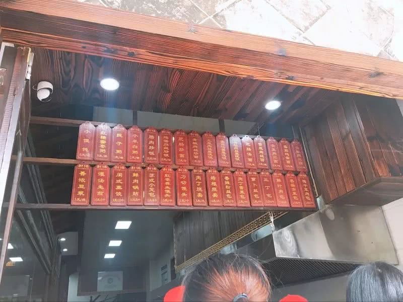 我带着秤和卷尺，去吃这几家小笼包！差点被赶跑