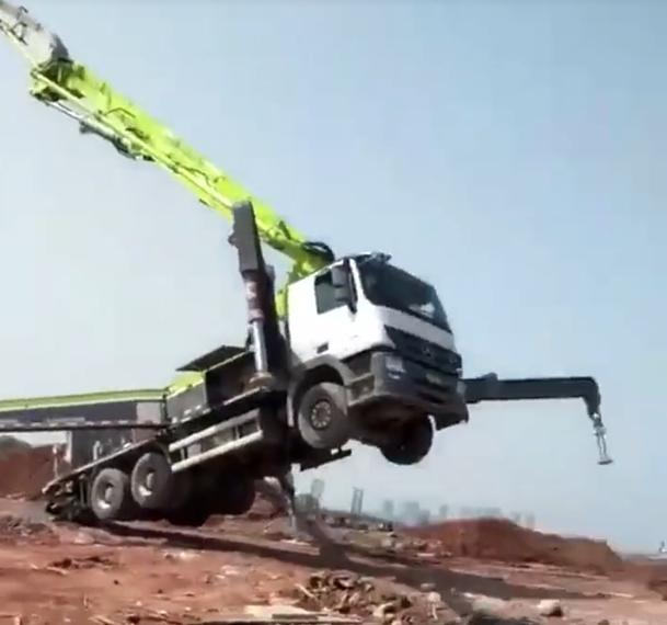 泵车翘腿子了司机还继续打料，车主的内心是崩溃的