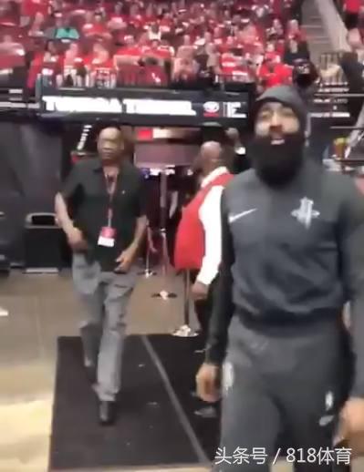 哈登被球迷怒怼,哈登拿球怒怼地面砸到自己的头