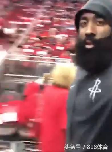 哈登被球迷怒怼,哈登拿球怒怼地面砸到自己的头