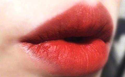 两支口红混搭怎么涂,两支口红怎么弄成一支