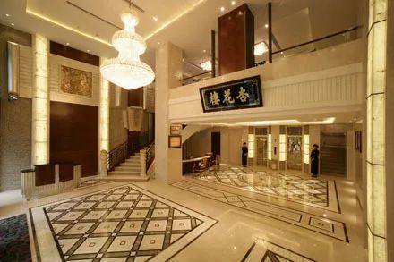 除了在杏花楼排网红青团，这条路还有上海最大书城和老爵士