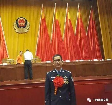 喜报公安局民警荣获劳动模范称号,广西北海交警郑明