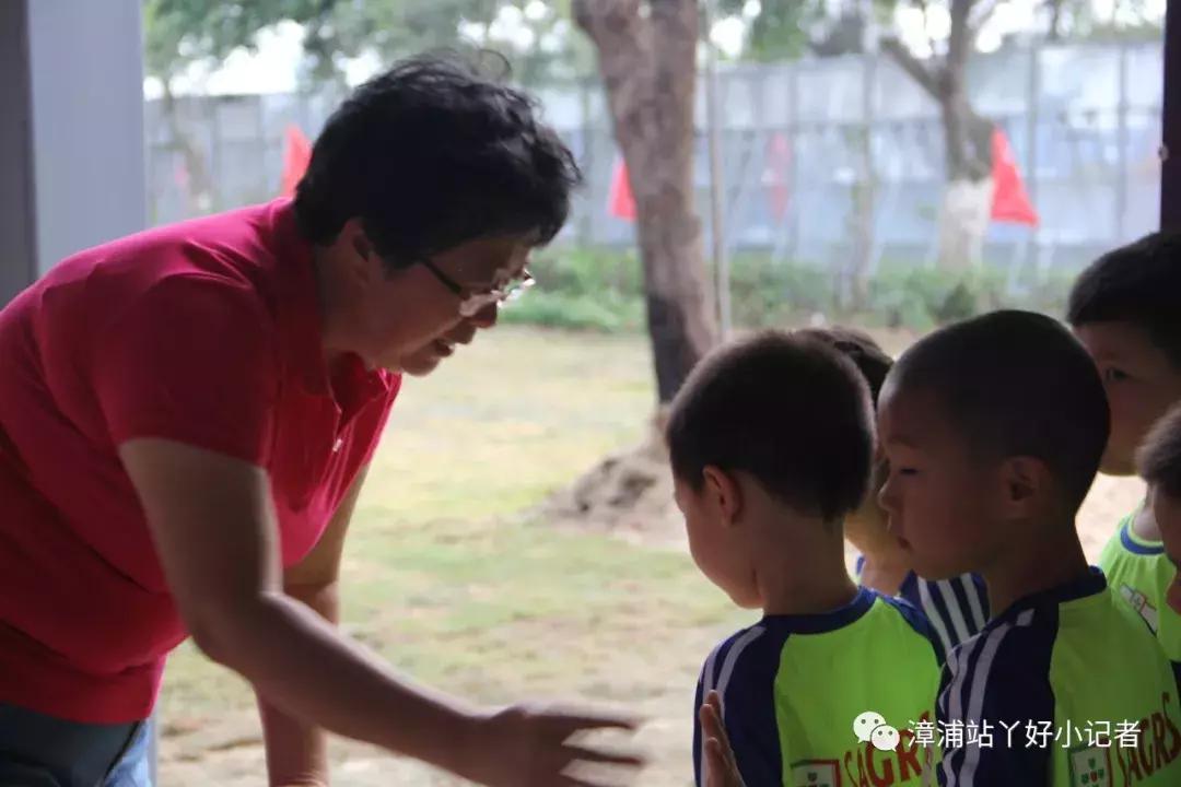 漳浦丫好小记者直击2018国际沙滩足球训练赛现场之球童互动