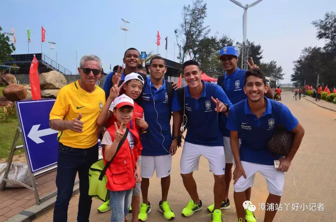 漳浦丫好小记者直击2018国际沙滩足球训练赛现场之球童互动