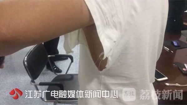 砸手机撕衣服！女教师违规补课遇记者暗访，竟喊来一帮男人……