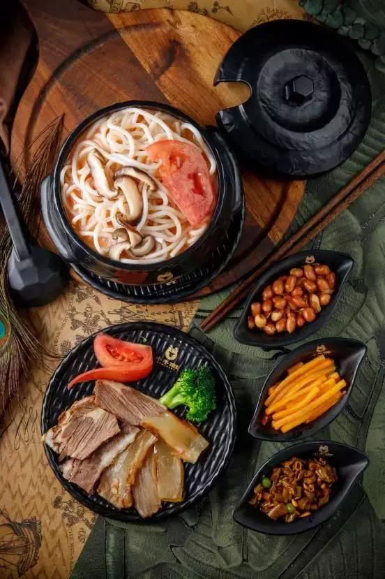 把大众品类做出小众质感看小牛罐如何把米线做得“牛”气冲天