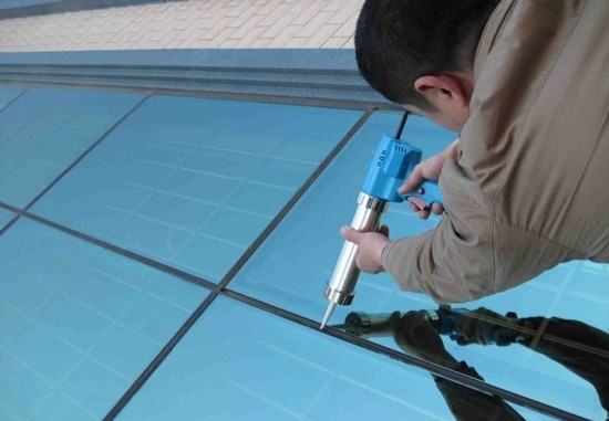 香蕉水去除老旧玻璃胶的效果好吗,玻璃胶粘手上用香蕉水能不能洗掉