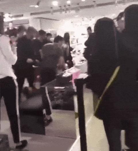 “*制抵**巴黎世家，纪念五四运动！”澳华人青年CBD*会集**反种族歧视