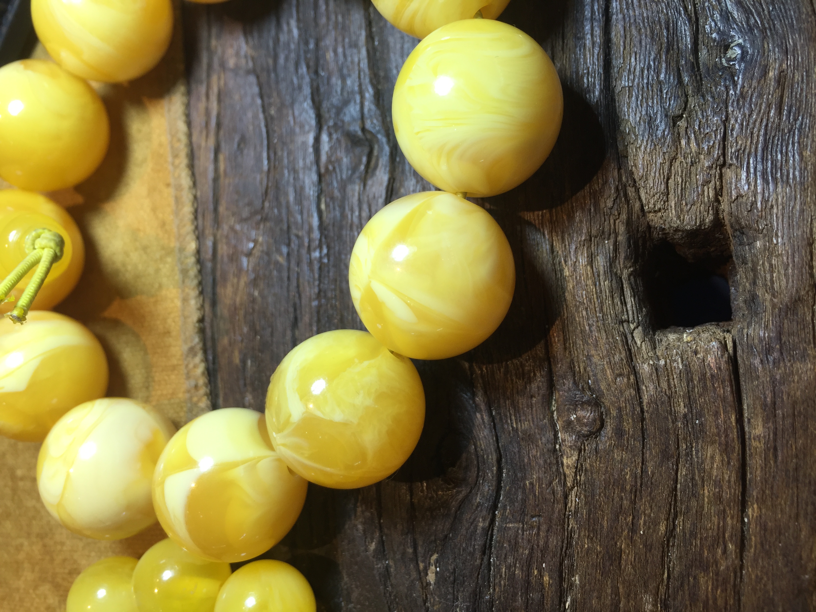 琥珀蜜蜡的真假鉴别的方法有哪些,鉴别琥珀蜜蜡靠谱的方法有哪些