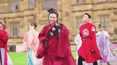 中国姑娘汉服惊呆外国人视频,中国姑娘在国外街头穿汉服惊艳了