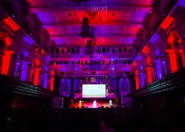 中国姑娘汉服惊呆外国人视频,中国姑娘在国外街头穿汉服惊艳了