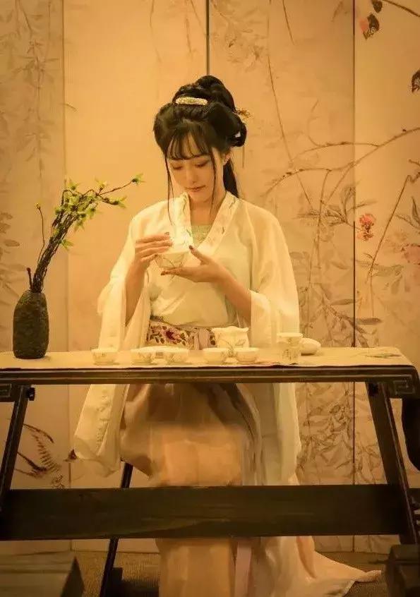 华丽汉服在外国街头惊艳外国人,中国汉服小姐姐美到哭了