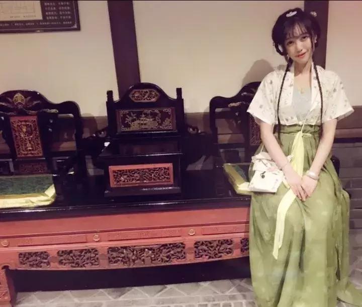 中国姑娘汉服惊呆外国人视频,中国姑娘在国外街头穿汉服惊艳了