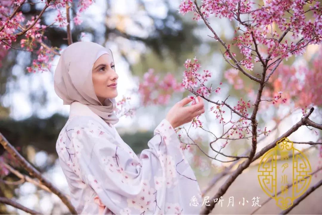 中国姑娘汉服惊呆外国人视频,中国姑娘在国外街头穿汉服惊艳了