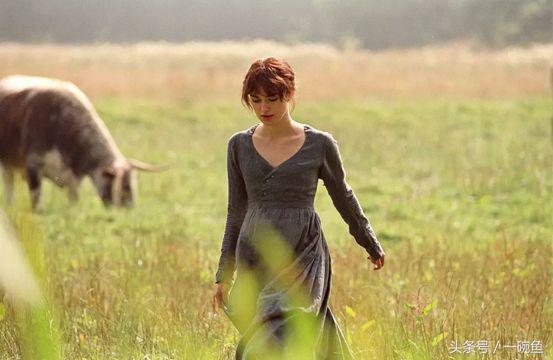 她是平胸的纸片姑娘，却是性感的英伦玫瑰，美得颠倒众生！