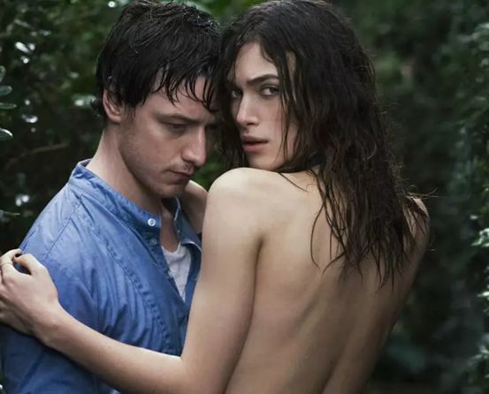 她是一个平胸的女子,她是一个平胸女子