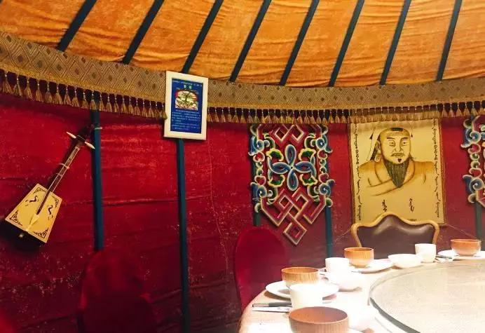 夜晚蒙古包吃烤全羊的真实视频,蒙古包里吃烤全羊一定要有仪式感