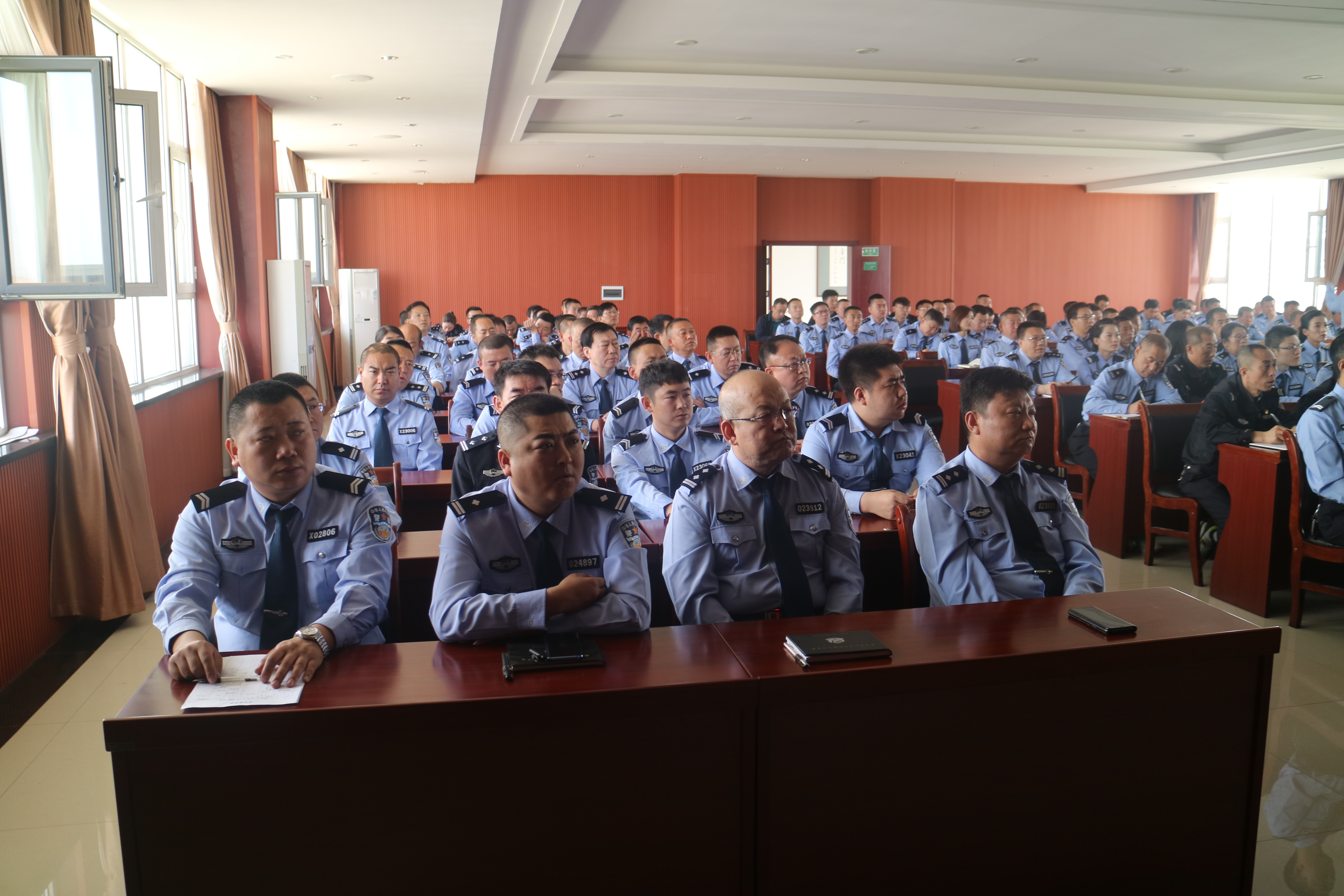 政法干部心理压力调适讲座,公安局组织观看心理急救公开课