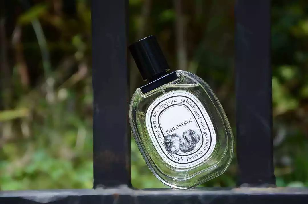 女人身上的香水味是什么很好闻 (你身上有他的香水味但没有我的贵)